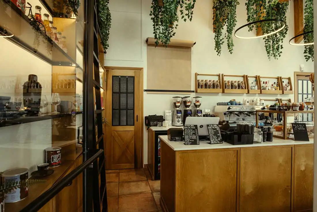 Ξύλινες κατασκευές στο καφέ Art Caffe