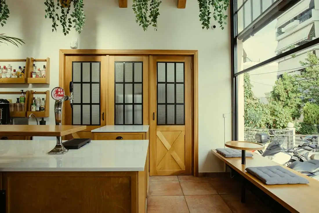 Ξύλινες κατασκευές στο καφέ Art Caffe