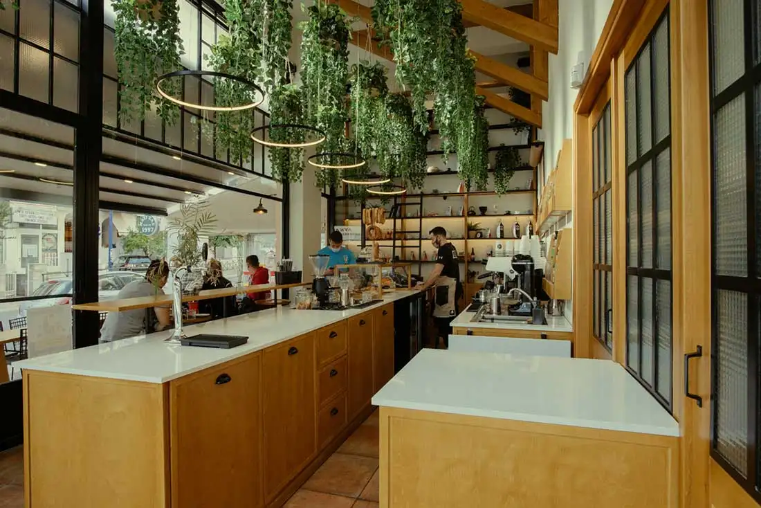 Ξύλινες κατασκευές στο καφέ Art Caffe