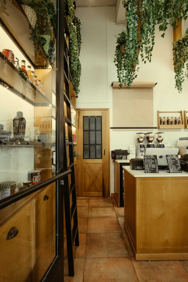 Ξύλινες κατασκευές στο καφέ Art Caffe