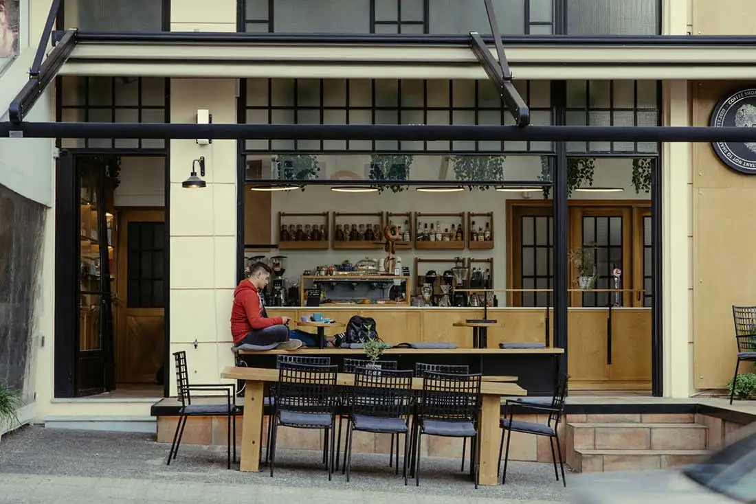 Ξύλινες κατασκευές στο καφέ Art Caffe