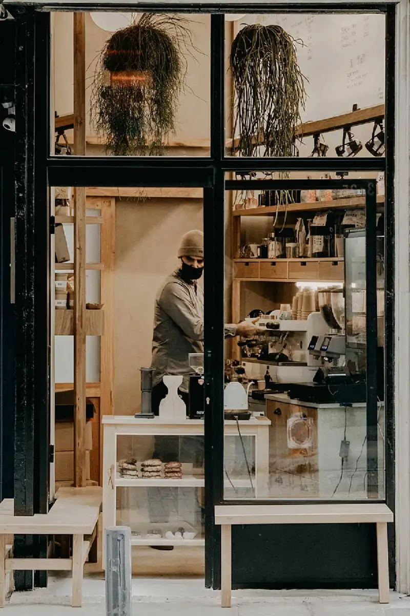 Ξύλινες κατασκευές στο καφέ A tot