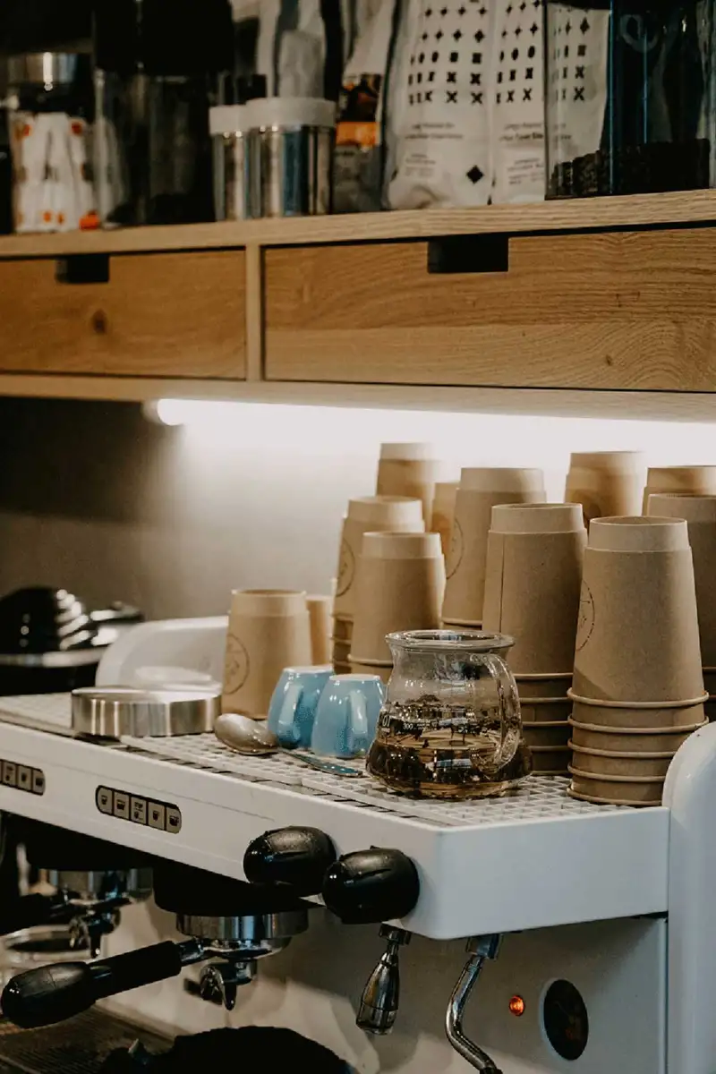 Ξύλινες κατασκευές στο καφέ A tot