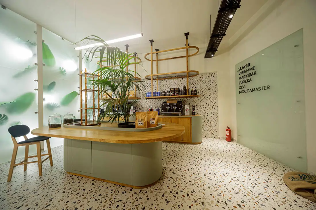 Ξύλινες κατασκευές στο καφέ U-ROAST