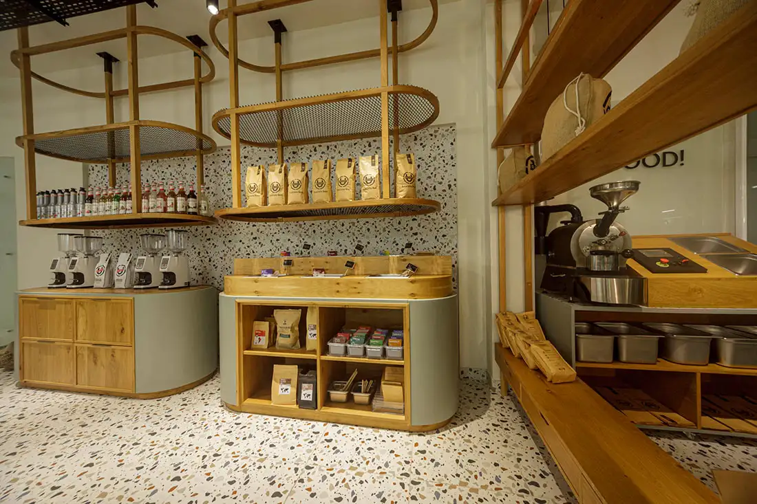 Ξύλινες κατασκευές στο καφέ U-ROAST