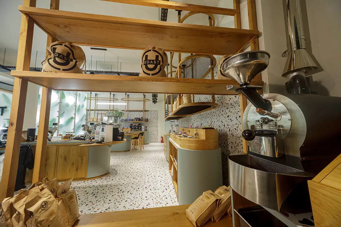 Ξύλινες κατασκευές στο καφέ U-ROAST