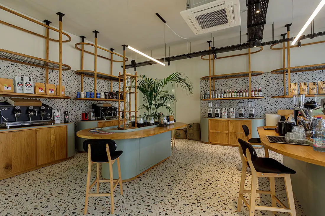 Ξύλινες κατασκευές στο καφέ U-ROAST