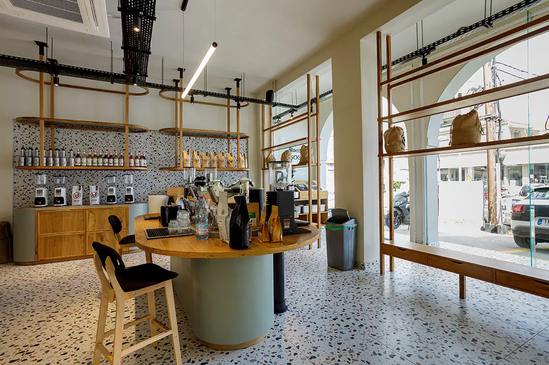 Ξύλινες κατασκευές στο καφέ U-ROAST