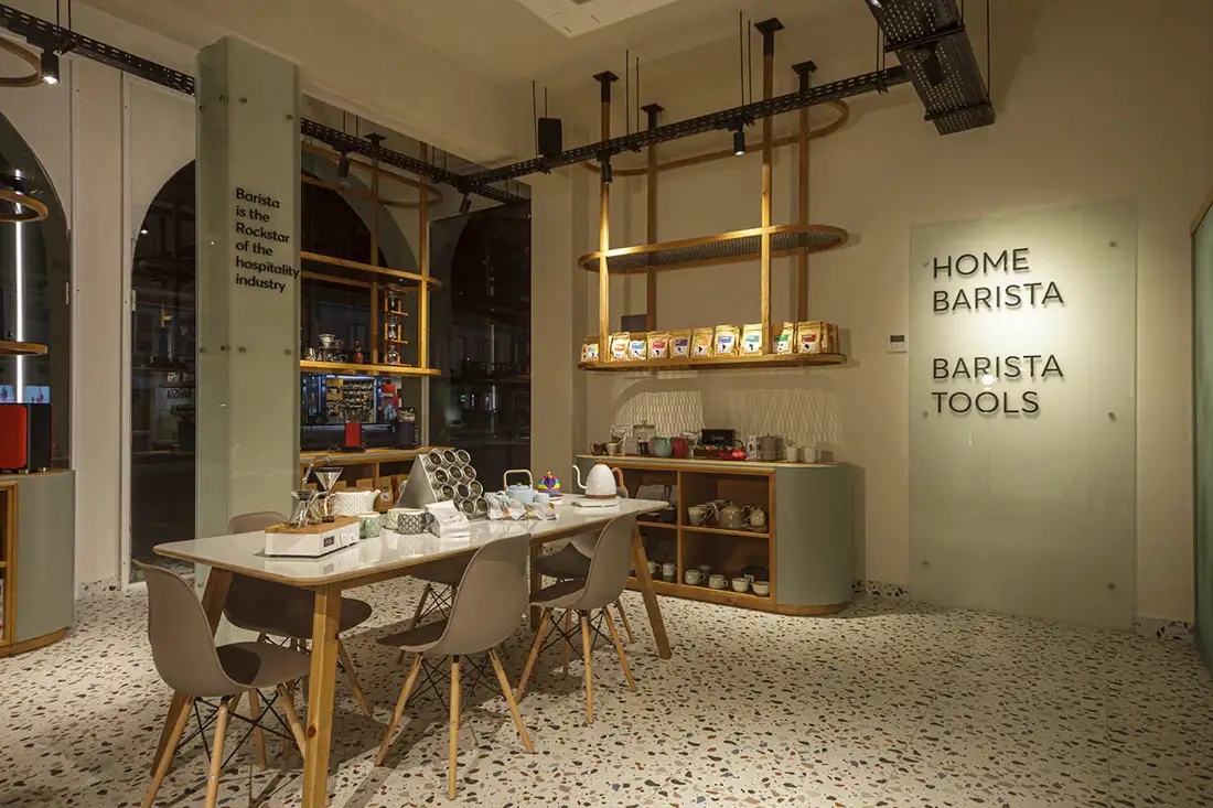 Ξύλινες κατασκευές στο καφέ U-ROAST