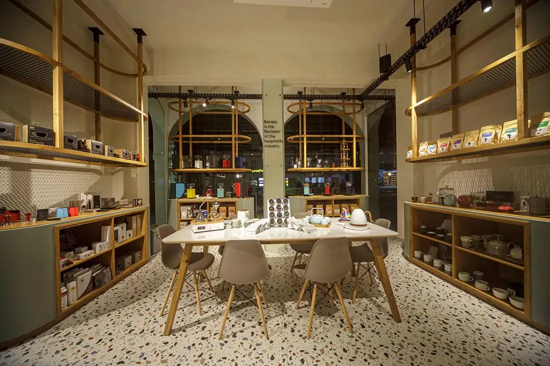 Ξύλινες κατασκευές στο καφέ U-ROAST