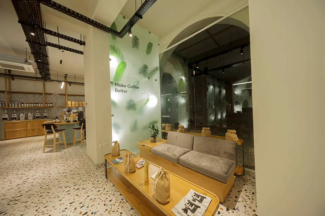 Ξύλινες κατασκευές στο καφέ U-ROAST