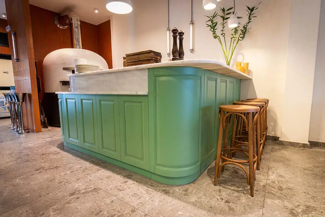 Ξύλινες κατασκευές στο εστιατόριο MANGIO