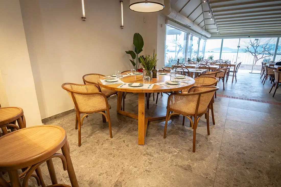 Ξύλινες κατασκευές στο εστιατόριο MANGIO