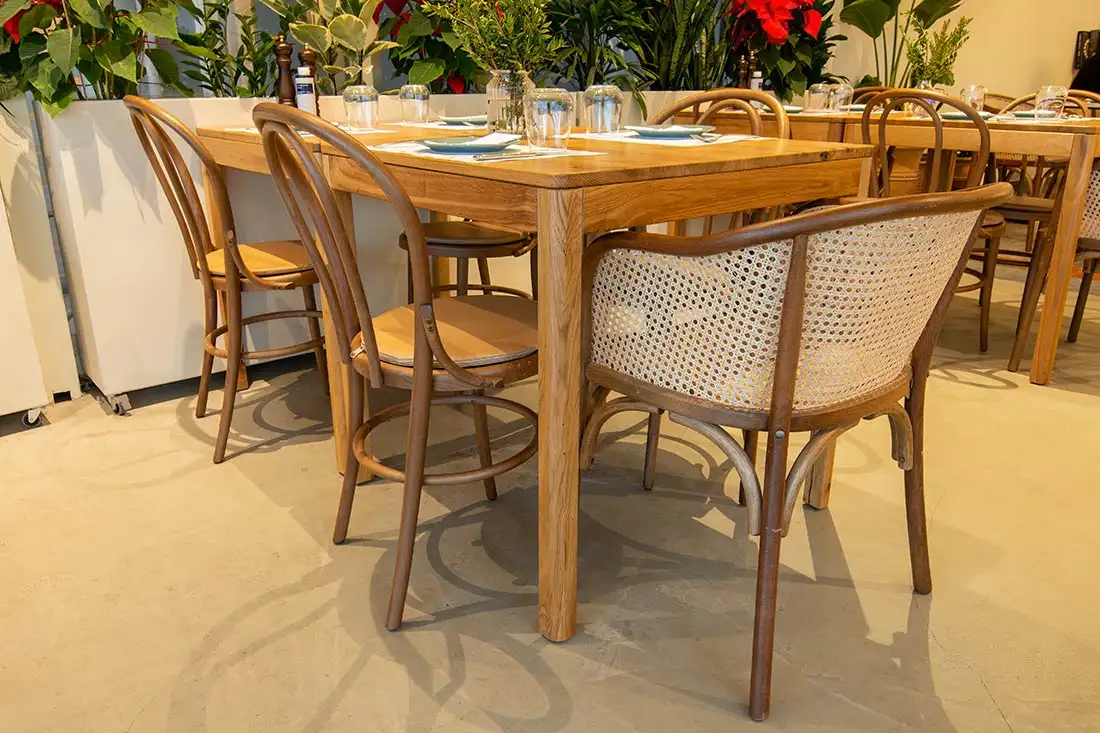 Ξύλινες κατασκευές στο εστιατόριο MANGIO