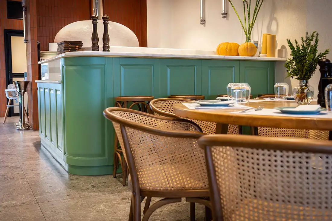 Ξύλινες κατασκευές στο εστιατόριο MANGIO